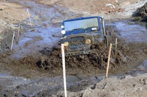 Salah satu tim peserta melewati kubangan lumpur pada kejuaraan offroad di sirkuit Tanah Runtuh, Palu, Sulawesi Tengah, 9 Juli 2006. (bmzIMAGES/Basri Marzuki)