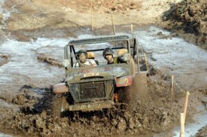 Salah satu tim peserta melewati kubangan lumpur pada kejuaraan offroad di sirkuit Tanah Runtuh, Palu, Sulawesi Tengah, 9 Juli 2006. (bmzIMAGES/Basri Marzuki)