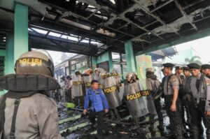 Sejumlah petugas bersiaga menyerbu ke dalam Lembaga Pemasyarakatan (Lapas) Kelas II Palu yang dibakar oleh para narapidana (Napi) di Palu, Sulawesi Tengah, Senin (4/4/2011). Lapas tersebut dibakar oleh napi yang dipicu oleh kematian seorang napi. Selain membakar Lapas, napi juga menyandera 2 sipir. 3 orang napi ditembak oleh aparat untukmengendalikan kerusuhan itu. bmzIMAGES/Basri Marzuki