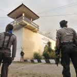 Sejumlah petugas berjaga di depan Lembaga Pemasyarakatan (Lapas) Kelas II Palu yang dibakar oleh para narapidana (Napi) di Palu, Sulawesi Tengah, Senin (4/4/2011). Lapas tersebut dibakar oleh napi yang dipicu oleh kematian seorang napi. Selain membakar Lapas, napi juga menyandera 2 sipir. 3 orang napi ditembak oleh aparat untukmengendalikan kerusuhan itu. bmzIMAGES/Basri Marzuki