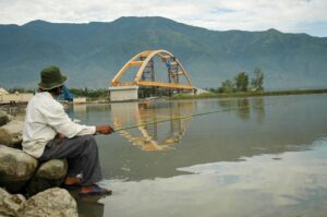 Warga memancing di dekat Jemabatan Palu 4 yang sedang dalam proses pembangunan di Pantai Talise, Teluk Palu, 16 Juni 2006. (bmzIMAGES/Basri Marzuki)
