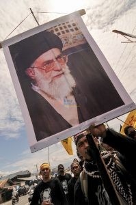 Sejumlah pengikut Syiah membawa poster saat memperingati Hari Asyura 10 Muharram di Palu, Sulawesi Tengah, Kamis (16/12/2010). Aksi yang diikuti puluhan pengikut itu long march seraya menyuarakan tasbih dari Taman GOR hingga Kampus STAIN Datokarama Palu. bmzIMAGES/Basri Marzuki