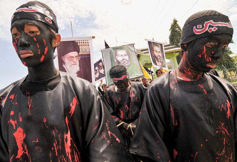 Sejumlah pengikut Syiah melakukan aksi teaterikal saat memperingati Hari Asyura 10 Muharram di Palu, Sulawesi Tengah, Kamis (16/12/2010). Aksi yang diikuti puluhan pengikut itu melakukan long march seraya menyuarakan tasbih dari Taman GOR hingga Kampus STAIN Datokarama Palu. bmzIMAGES/Basri Marzuki