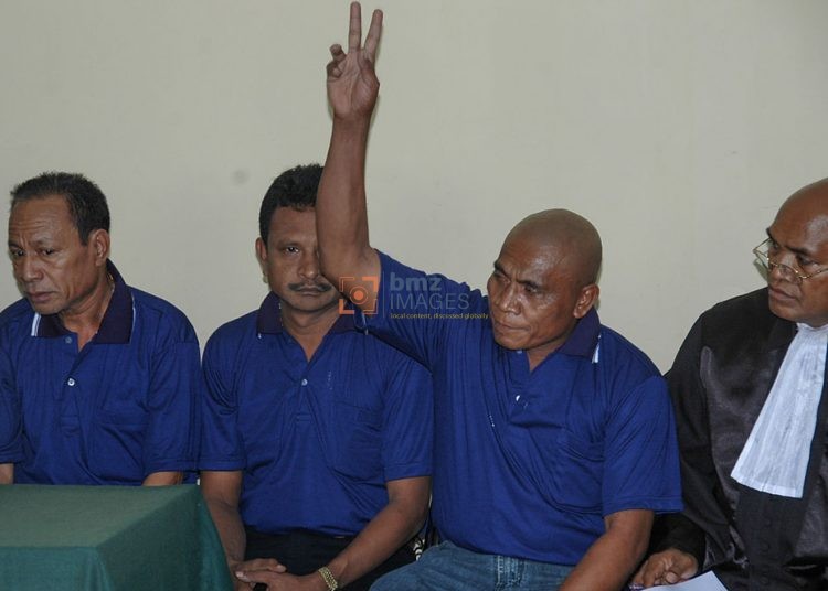 Three Poso riot defendants, Fabianus Tibo (left), Marunis Ruwu (center), and Dominggus da Silva (second right) attend a judicial review hearing at the Petobo Penitentiary in Palu, Central Sulawesi, Indonesia, March 9, 2006. All three were executed after the local District Court convicted them of premeditated murder during the 1998-2005 period of unrest. (bmzIMAGES/Basri Marzuki)