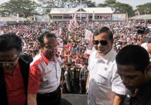 Ketua Dewan Pembina Partai Gerindra, Prabowo Subianto (kedua kanan) bersama calon Gubernur Sulawesi Tengah, Longki Djanggola (kedua kiri) disambut simpatisannya saat berkampanye di Palu, Sulawesi Tengah, Jumat (1/4/2011). Prabowo hadir di Palu dalam rangka kampanye Pilgub Sulteng yang mengusung pasangan Longki Djanggola-Sudarto sebagai calon Gubernur dan Wakil Gubernur Sulteng periode 2011-2016. Pilgub Sulteng digelar pada 6 April 2011 mendatang. bmzIMAGES/Basri Marzuki