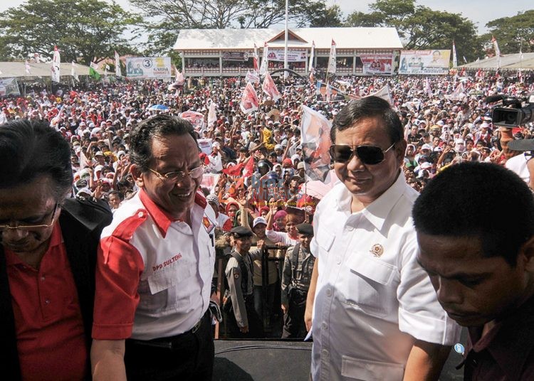 Ketua Dewan Pembina Partai Gerindra, Prabowo Subianto (kedua kanan) bersama calon Gubernur Sulawesi Tengah, Longki Djanggola (kedua kiri) disambut simpatisannya saat berkampanye di Palu, Sulawesi Tengah, Jumat (1/4/2011). Prabowo hadir di Palu dalam rangka kampanye Pilgub Sulteng yang mengusung pasangan Longki Djanggola-Sudarto sebagai calon Gubernur dan Wakil Gubernur Sulteng periode 2011-2016. Pilgub Sulteng digelar pada 6 April 2011 mendatang. bmzIMAGES/Basri Marzuki