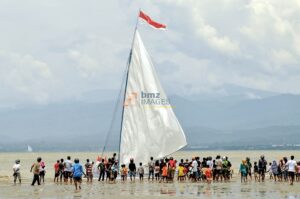 Penonton menyambut kedatangan perahu yang masuk garis finish pada lomba Sakaya Race di Teluk Palu, Sulawesi Tengah, Minggu (26/9/2010). Lomba yang diikuti oleh puluhan perahu tradisional sekitar Teluk Palu tersebut dimaksudkan untuk meningkatkan jumlah kunjungan wisata yang oleh Pemda setempat akan menjadikan kawasan teluk tersebut sebagai salah satu destinasi wisata. bmzIMAGES/Basri Marzuki