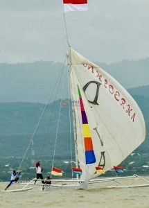 Salah satu tim berusaha mengendalikan laju perahunya menjelang garis finish pada lomba Sakaya Race di Teluk Palu, Sulawesi Tengah, Minggu (26/9/2010). Lomba yang diikuti oleh puluhan perahu tradisional sekitar Teluk Palu tersebut dimaksudkan untuk meningkatkan jumlah kunjungan wisata yang oleh Pemda setempat akan menjadikan kawasan teluk tersebut sebagai salah satu destinasi wisata. bmzIMAGES/Basri Marzuki