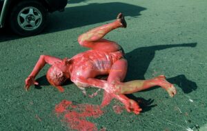 Seniman Endeng Mursalim (40) melakukan aksi art performance bertema "Sandal Jepit" di Jalan Hasanuddin Palu, Sulawesi Tengah, Sabtu (31/12/2011). Aksi itu sebagai bentuk keprihatianan atas kasus hukum yang menimpa AAL yang dituduh mencuri sandal jepit milik seorang anggota polisi. bmzIMAGES/Basri Marzuki