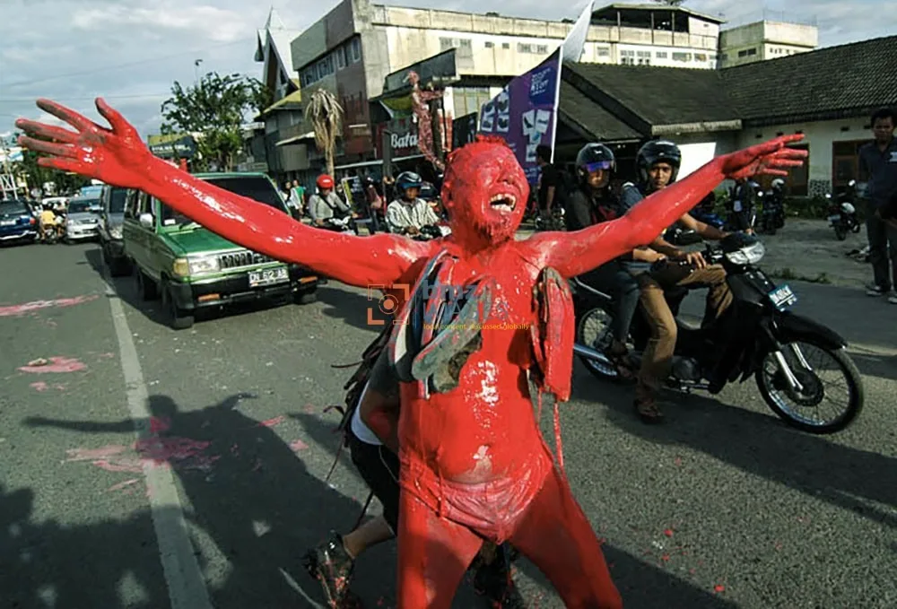 Seniman Endeng Mursalim (40) melakukan aksi art performance bertema "Sandal Jepit" di Jalan Hasanuddin Palu, Sulawesi Tengah, Sabtu (31/12/2011). Aksi itu sebagai bentuk keprihatianan atas kasus hukum yang menimpa AAL yang dituduh mencuri sandal jepit milik seorang anggota polisi. bmzIMAGES/Basri Marzuki