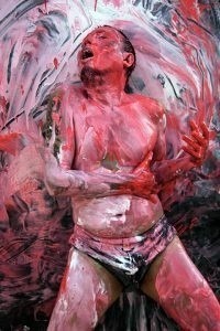Seniman Endeng Mursalim (40) melakukan aksi art performance bertema "Sandal Jepit" di Jalan Hasanuddin Palu, Sulawesi Tengah, Sabtu (31/12/2011). Aksi itu sebagai bentuk keprihatianan atas kasus hukum yang menimpa AAL yang dituduh mencuri sandal jepit milik seorang anggota polisi. bmzIMAGES/Basri Marzuki