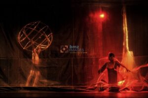 Dua pemain teater dari Masyarakat Batu mengusung globe saat mementaskan teater bertema "Zoom" di Gedung Taman Budaya, Palu, Sulawesi Tengah, Sabtu (30/10/2010). Teater karya Putu Wijaya itu bercerita tentang cacat generik yang disebabkan oleh perang. Pentas itu adalah rangkaian dari seri performance art Festival Media Art 101010. bmzIMAGES/Basri Marzuki