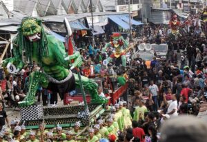 Puluhan ogoh-ogoh diarak pada Carnaval Ogoh-Ogoh di Desa Tolai, Kecamatan Tolai, Kab. Parigi Moutong, Sulawesi Tengah, Kamis (22/3/2012). Carnaval yang digelar tersebut dalam rangka merayakan Tahun Baru Caka 1934 oleh umat Hindu Bali yang berdiam di daerah tersebut. bmzIMAGES/Basri Marzuki