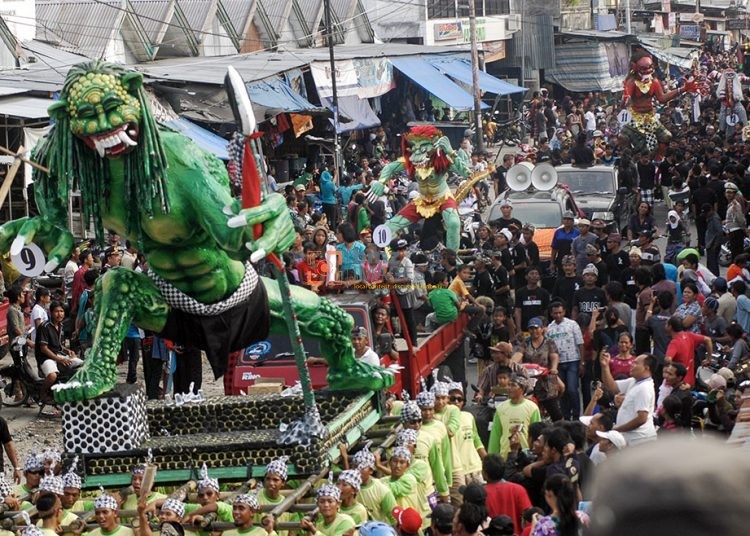 Puluhan ogoh-ogoh diarak pada Carnaval Ogoh-Ogoh di Desa Tolai, Kecamatan Tolai, Kab. Parigi Moutong, Sulawesi Tengah, Kamis (22/3/2012). Carnaval yang digelar tersebut dalam rangka merayakan Tahun Baru Caka 1934 oleh umat Hindu Bali yang berdiam di daerah tersebut. bmzIMAGES/Basri Marzuki