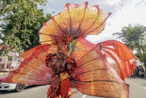 Seorang peserta dari Jember Fashion Carnaval (JFC) ikut memeriahkan pawai budaya nusantara di Palu, Sulawesi Tengah, Selasa (10/12/2013). Pawai budaya nusantara itu digelar untuk memeriahkan Hari Nusantara Nasional yang peringatannya dipusatkan di Palu pada 15 Desember. bmzIMAGES/Basri Marzuki