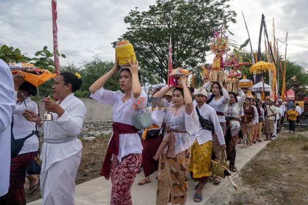 Hindus bring offerings for offerings at the Melasti ritual in Palu, Central Sulawesi, Indonesia, March 10, 2024. The Melasti ceremony which was held the day before Nyepi Day of the 1945 Saka New Year was to raise awareness of the Gods as a manifestation of God Almighty, to wash away people's suffering, eliminate sins, and prevent damage to nature. bmzIMAGES/Basri Marzuki