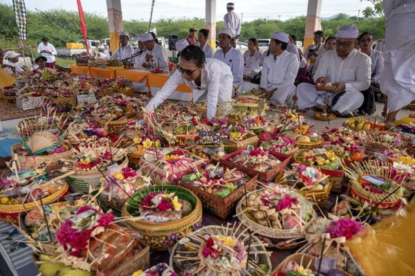 A Hindu caretaker arranges offerings at the Melasti prayer ritual in Palu, Central Sulawesi, Indonesia, March 10, 2024. The Melasti ceremony which was held the day before Nyepi Day of the 1945 Saka New Year was to raise awareness of the Gods as a manifestation of God Almighty, to wash away people's suffering, eliminate sins, and prevent damage to nature.bmzIMAGES/Basri Marzuki