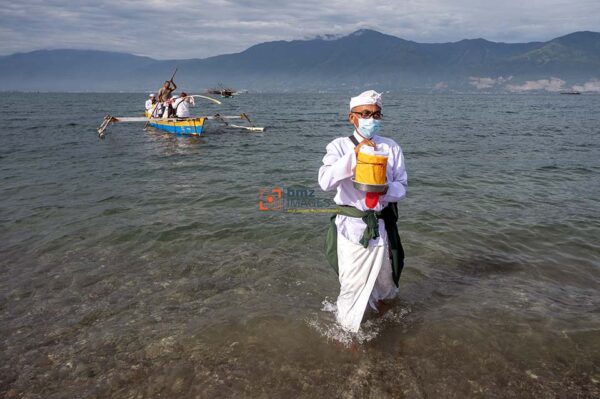 A Hindu caretaker brings holy water from the sea to be used at the Melasti prayer ritual in Palu, Central Sulawesi, Indonesia, March 10, 2024. The Melasti ceremony which was held the day before Nyepi Day of the 1945 Saka New Year was to raise awareness of the Gods as a manifestation of God Almighty, to wash away people's suffering, eliminate sins, and prevent damage to nature.bmzIMAGES/Basri Marzuki