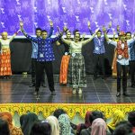Sejumlah peserta melakukan parade busana batik Bomba pada pemilihan putra putri batik di Palu, Sulawesi Tengah, Minggu (8/12/2013) malam. Parade itu dilaksanakan untuk memasyarakatkan batik Bomba sebagai batik khas di Palu sekaligus mengampanyekan batik sebagai bagian dari pakaian tradisi asli Indonesia yang patut dijaga dan dilestarikan. bmzIMAGES/Basri Marzuki