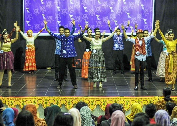 Sejumlah peserta melakukan parade busana batik Bomba pada pemilihan putra putri batik di Palu, Sulawesi Tengah, Minggu (8/12/2013) malam. Parade itu dilaksanakan untuk memasyarakatkan batik Bomba sebagai batik khas di Palu sekaligus mengampanyekan batik sebagai bagian dari pakaian tradisi asli Indonesia yang patut dijaga dan dilestarikan. bmzIMAGES/Basri Marzuki