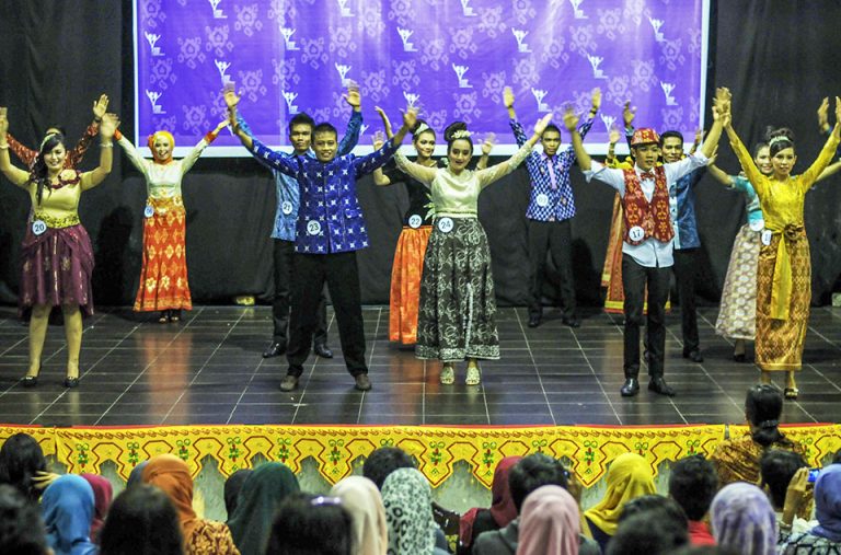 Sejumlah peserta melakukan parade busana batik Bomba pada pemilihan putra putri batik di Palu, Sulawesi Tengah, Minggu (8/12/2013) malam. Parade itu dilaksanakan untuk memasyarakatkan batik Bomba sebagai batik khas di Palu sekaligus mengampanyekan batik sebagai bagian dari pakaian tradisi asli Indonesia yang patut dijaga dan dilestarikan. bmzIMAGES/Basri Marzuki