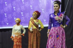Sejumlah peserta melakukan parade busana batik Bomba pada pemilihan putra putri batik di Palu, Sulawesi Tengah, Minggu (8/12/2013) malam. Parade itu dilaksanakan untuk memasyarakatkan batik Bomba sebagai batik khas di Palu sekaligus mengampanyekan batik sebagai bagian dari pakaian tradisi asli Indonesia yang patut dijaga dan dilestarikan. bmzIMAGES/Basri Marzuki