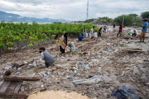 Sejumlah relawan membersihkan sampah kiriman yang menumpuk di Pantai Dupa, Teluk Palu, Sulawesi Tengah, Minggu (3/3/2024). Sampah kiriman di kawasan konservasi mangrove itu datang dan menumpuk secara periodik selama November-Maret atau periode angin Barat dan sulit dihindari karena menjadi siklus tahunan. bmzIMAGES/Basri Marzuki