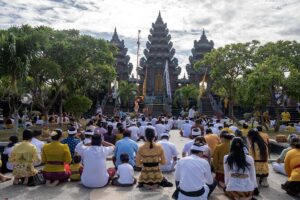 Umat Hindu mengikuti ritual persembahyangan Hari Kuningan di Pura Agung Wana Kertha Jagatnatha di Palu, Sulawesi Tengah, Sabtu (9/3/2024). Persembahyangan Hari Kuningan yang digelar 10 hari setelah perayaan Hari Galungan itu diikuti umat Hindu di Kota Palu dan sekitarnya sebagai bentuk tanda terima kasih terhadap kemakmuran dan kesejahteraan yang telah dilimpahkan Hyang Widhi Wasa. bmzIMAGES/Basri Marzuki