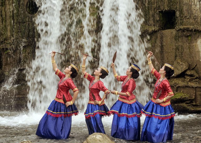 Sejumlah penari berpose saat pengambilan foto pada Hunting Massive dalam rangka pemecahan rekor Muri memotret serentak nasional di Palu, Sulawesi Tengah, Minggu (9/10/2011). Memotret serentak tersebut dilaksanakan di 33 provinsi di seluruh Indonesia dalam rangka peluncuran website fotografer Indonesia. bmzIMAGES/Basri Marzuki