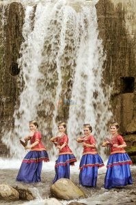 Sejumlah penari berpose saat pengambilan foto pada Hunting Massive dalam rangka pemecahan rekor Muri memotret serentak nasional di Palu, Sulawesi Tengah, Minggu (9/10/2011). Memotret serentak tersebut dilaksanakan di 33 provinsi di seluruh Indonesia dalam rangka peluncuran website fotografer Indonesia. bmzIMAGES/Basri Marzuki