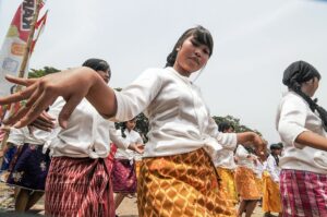 Ribuan siswi memainkan tari kolosal Pamonte di Lapangan Vatulemo, Palu, Sulawesi Tengah, Selasa (27/9/2011). Tari khas penyambutan tamu di lembah Palu itu diikuti oleh 5.460 siswi dan memecahkan rekor MURI sebagai penari terbanyak. Pagelaran tari itu juga sekaligus memperingati HUT Kota Palu yang ke-33. bmzIMAGES/Basri Marzuki