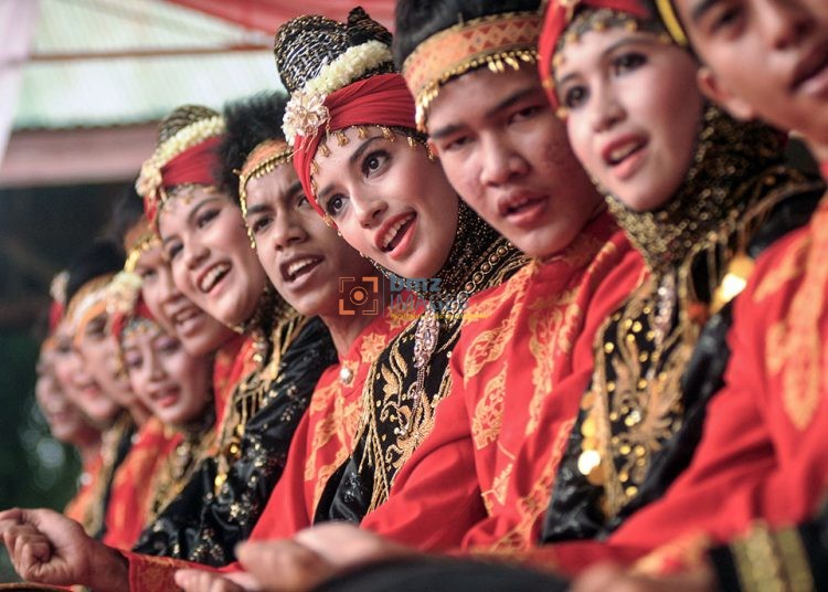 Sejumlah penari memainkan tari "Rapa'i Geleng" khas Aceh pada pagelaran seni tradisi di Museum Sulawesi Tengah, Selasa (13/9/2011). Pagelaran seni itu diikuti oleh 22 perwakilan museum seluruh nusantara. bmzIMAGES/Basri Marzuki