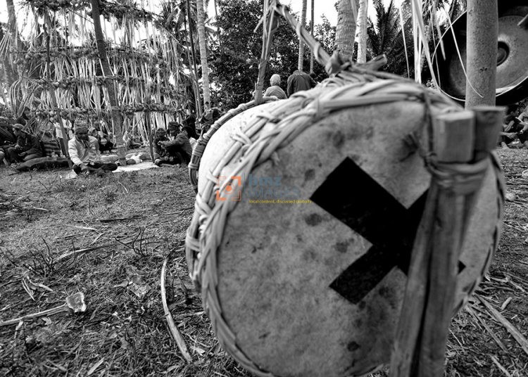 Pemuka adat menyiapkan sesembahan pada ritual adat Vunja di Desa Binangga, Kecamatan marawola, Kabupaten Sigi, Sualwesi Tengah. bmzIMAGES/Basri Marzuki