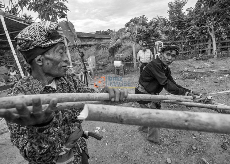 Sejumlah warga adat mempersiapkan bahan-bahan pesta adat Vunja di Desa Lolu, Kecamatan Sigi Biromaru, Kabupaten Sigi, Sulawesi Tengah, Selasa (8/5/12). Vunja adalah pesta adat usai panen yang digelar sebagai wujud syukur atas hasil panen yang melimpah. Pesta itu telah menjadi tradisi warga setempat secara turun temurun. bmzIMAGES/Basri Marzuki