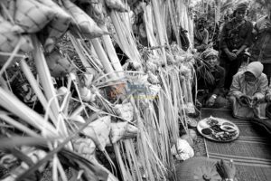 Pemuka adat membaca mantra dalam bahasa Kaili di sesembahan pada ritual adat Vunja di Desa Binangga, Kecamatan marawola, Kabupaten Sigi, Sulawesi Tengah. bmzIMAGES/Basri Marzuki