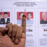 Warga menunjukkan jarinya yang telah dicelupkan ke tinta usai menyalurkan hak suaranya di Tempat Pemungutan Suara (TPS) 11 Kelurahan Palupi, Palu, Sulawesi Tengah, Rabu (14/2/2024). Pemilu untuk memilih Presiden-Wakil Presiden, anggota DPR, DPD, dan anggota DPRD di wilayah itu berlangsung di 1.072 TPS di 46 kelurahan secara serentak. bmzIMAGES/Basri Marzuki