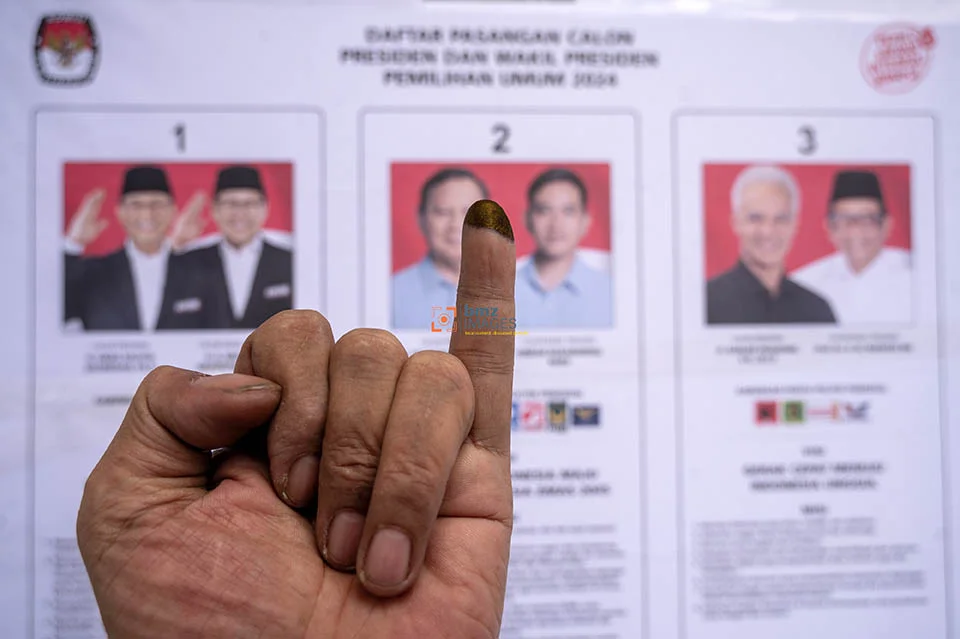 Warga menunjukkan jarinya yang telah dicelupkan ke tinta usai menyalurkan hak suaranya di Tempat Pemungutan Suara (TPS) 11 Kelurahan Palupi, Palu, Sulawesi Tengah, Rabu (14/2/2024). Pemilu untuk memilih Presiden-Wakil Presiden, anggota DPR, DPD, dan anggota DPRD di wilayah itu berlangsung di 1.072 TPS di 46 kelurahan secara serentak. bmzIMAGES/Basri Marzuki