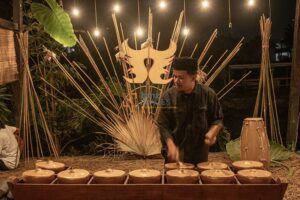 Seniman tradisi memainkan Kakula pada Festival Dade Reme Vula atau Cerita Bulan Purnama di Palu, Sulawesi Tengah, Jumat (21/6/2024). Kakula adalah musik tradisi Suku Kaili, suku mayoritas yang mendiami lembah Palu yang terbuat dari kuningan dan dimainkan diiringi syair-syair kuno dan ditampilkan dalam festival itu untuk melestarikan sekaligus mengangkat kembali nilai-nilai tradisi yang mulai dilupakan oleh generasi muda. (bmzIMAGES/Basri Marzuki)
