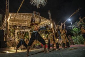 Sejumlah penari memainkan tari Reme Vula pada Festival Dade Reme Vula atau Cerita Bulan Purnama di Palu, Sulawesi Tengah, Jumat (21/6/2024). Selain menampilkan atraksi budaya, festival yang diinisiasi seniman dan budayawan Kaili itu juga menampilkan tari yang menceritakan bulan purnama dimaksudkan untuk melestarikan sekaligus mengangkat kembali nilai-nilai tradisi yang mulai dilupakan oleh generasi muda. (bmzIMAGES/Basri Marzuki)
