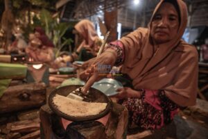 Warga mengangkat makanan tradisonal Dange dari perapian pada Festival Dade Reme Vula atau Cerita Bulan Purnama di Palu, Sulawesi Tengah, Jumat (21/6/2024). Selain menampilkan aneka atraksi seni dan budaya, festival yang dinisiasi seniman dan budayawan setempat itu juga membuka lapak kuliner tradisional untuk melestarikan sekaligus mengangkat kembali nilai-nilai tradisi yang mulai dilupakan oleh generasi muda. (bmzIMAGES/Basri Marzuki)