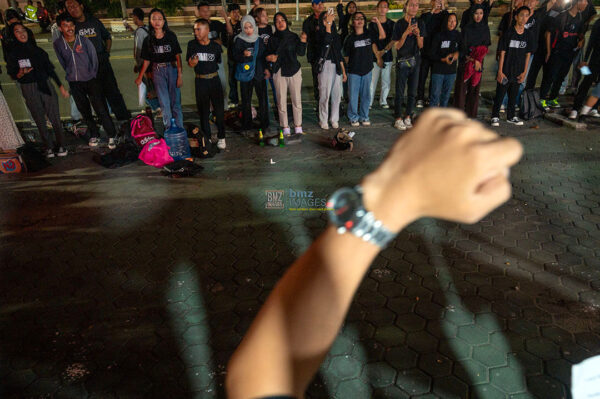 Sejumlah mahasiswa meneriakkan yel-yel pada aksi mimbar bebas Menolak Lupa September Hitam di depan Kantor DPRD Sulawesi Tengah di Palu, Sulawesi Tengah, Jumat (13/9/2024) malam. Mimbar bebas yang digelar Himpunan Mahasiswa Sosiologi Universitas Tadulako itu merupakan refleksi rentetan kasus kelam berbagai pelanggaran HAM yang terjadi di Indonesia dan menuntut keadilan dan penegakan HAM. bmzIMAGES/Basri Marzuki