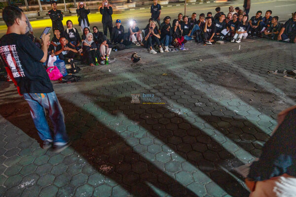 Seorang mahasiswa membacakan puisi pada aksi mimbar bebas Menolak Lupa September Hitam di depan Kantor DPRD Sulawesi Tengah di Palu, Sulawesi Tengah, Jumat (13/9/2024) malam. Mimbar bebas yang digelar Himpunan Mahasiswa Sosiologi Universitas Tadulako itu merupakan refleksi rentetan kasus kelam berbagai pelanggaran HAM yang terjadi di Indonesia dan menuntut keadilan dan penegakan HAM. bmzIMAGES/Basri Marzuki