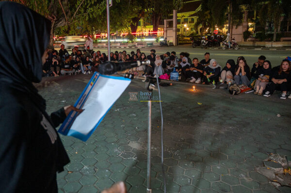 Seorang mahasiswa membacakan puisi pada aksi mimbar bebas Menolak Lupa September Hitam di depan Kantor DPRD Sulawesi Tengah di Palu, Sulawesi Tengah, Jumat (13/9/2024) malam. Mimbar bebas yang digelar Himpunan Mahasiswa Sosiologi Universitas Tadulako itu merupakan refleksi rentetan kasus kelam berbagai pelanggaran HAM yang terjadi di Indonesia dan menuntut keadilan dan penegakan HAM. bmzIMAGES/Basri Marzuki