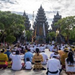 Umat Hindu mengikuti ritual persembahyangan Hari Kuningan di Pura Agung Wana Kertha Jagatnatha di Palu, Sulawesi Tengah, Sabtu (9/3/2024). Persembahyangan Hari Kuningan yang digelar 10 hari setelah perayaan Hari Galungan itu diikuti umat Hindu di Kota Palu dan sekitarnya sebagai bentuk tanda terima kasih terhadap kemakmuran dan kesejahteraan yang telah dilimpahkan Hyang Widhi Wasa. bmzIMAGES/Basri Marzuki Umat Hindu mengikuti ritual persembahyangan Hari Kuningan di Pura Agung Wana Kertha Jagatnatha di Palu, Sulawesi Tengah, Sabtu (9/3/2024). Persembahyangan Hari Kuningan yang digelar 10 hari setelah perayaan Hari Galungan itu diikuti umat Hindu di Kota Palu dan sekitarnya sebagai bentuk tanda terima kasih terhadap kemakmuran dan kesejahteraan yang telah dilimpahkan Hyang Widhi Wasa. bmzIMAGES/Basri Marzuki