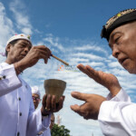 Petugas memercikkan air suci kepada umat usai ritual persembahyangan Hari Kuningan di Pura Agung Wana Kertha Jagatnatha di Palu, Sulawesi Tengah, Sabtu (9/3/2024). Persembahyangan Hari Kuningan yang digelar 10 hari setelah perayaan Hari Galungan itu diikuti umat Hindu di Kota Palu dan sekitarnya sebagai bentuk tanda terima kasih terhadap kemakmuran dan kesejahteraan yang telah dilimpahkan Hyang Widhi Wasa. bmzIMAGES/Basri Marzuki Petugas memercikkan air suci kepada umat usai ritual persembahyangan Hari Kuningan di Pura Agung Wana Kertha Jagatnatha di Palu, Sulawesi Tengah, Sabtu (9/3/2024). Persembahyangan Hari Kuningan yang digelar 10 hari setelah perayaan Hari Galungan itu diikuti umat Hindu di Kota Palu dan sekitarnya sebagai bentuk tanda terima kasih terhadap kemakmuran dan kesejahteraan yang telah dilimpahkan Hyang Widhi Wasa. bmzIMAGES/Basri Marzuki