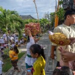 Sejumlah umat Hindu membawa sesajen untuk persembahan pada ritual persembahyangan Hari Kuningan di Pura Agung Wana Kertha Jagatnatha di Palu, Sulawesi Tengah, Sabtu (9/3/2024). Persembahyangan Hari Kuningan yang digelar 10 hari setelah perayaan Hari Galungan itu diikuti umat Hindu di Kota Palu dan sekitarnya sebagai bentuk tanda terima kasih terhadap kemakmuran dan kesejahteraan yang telah dilimpahkan Hyang Widhi Wasa. bmzIMAGES/Basri Marzuki Sejumlah umat Hindu membawa sesajen untuk persembahan pada ritual persembahyangan Hari Kuningan di Pura Agung Wana Kertha Jagatnatha di Palu, Sulawesi Tengah, Sabtu (9/3/2024). Persembahyangan Hari Kuningan yang digelar 10 hari setelah perayaan Hari Galungan itu diikuti umat Hindu di Kota Palu dan sekitarnya sebagai bentuk tanda terima kasih terhadap kemakmuran dan kesejahteraan yang telah dilimpahkan Hyang Widhi Wasa. bmzIMAGES/Basri Marzuki