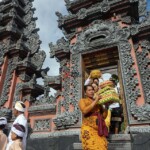 Sejumlah umat Hindu membawa sesajen untuk persembahan pada ritual persembahyangan Hari Kuningan di Pura Agung Wana Kertha Jagatnatha di Palu, Sulawesi Tengah, Sabtu (9/3/2024). Persembahyangan Hari Kuningan yang digelar 10 hari setelah perayaan Hari Galungan itu diikuti umat Hindu di Kota Palu dan sekitarnya sebagai bentuk tanda terima kasih terhadap kemakmuran dan kesejahteraan yang telah dilimpahkan Hyang Widhi Wasa. bmzIMAGES/Basri Marzuki Sejumlah umat Hindu membawa sesajen untuk persembahan pada ritual persembahyangan Hari Kuningan di Pura Agung Wana Kertha Jagatnatha di Palu, Sulawesi Tengah, Sabtu (9/3/2024). Persembahyangan Hari Kuningan yang digelar 10 hari setelah perayaan Hari Galungan itu diikuti umat Hindu di Kota Palu dan sekitarnya sebagai bentuk tanda terima kasih terhadap kemakmuran dan kesejahteraan yang telah dilimpahkan Hyang Widhi Wasa. bmzIMAGES/Basri Marzuki