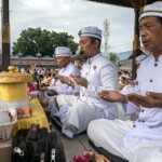 Pinandita memimpin ritual persembahyangan Hari Kuningan di Pura Agung Wana Kertha Jagatnatha di Palu, Sulawesi Tengah, Sabtu (9/3/2024). Persembahyangan Hari Kuningan yang digelar 10 hari setelah perayaan Hari Galungan itu diikuti umat Hindu di Kota Palu dan sekitarnya sebagai bentuk tanda terima kasih terhadap kemakmuran dan kesejahteraan yang telah dilimpahkan Hyang Widhi Wasa. bmzIMAGES/Basri Marzuki Pinandita memimpin ritual persembahyangan Hari Kuningan di Pura Agung Wana Kertha Jagatnatha di Palu, Sulawesi Tengah, Sabtu (9/3/2024). Persembahyangan Hari Kuningan yang digelar 10 hari setelah perayaan Hari Galungan itu diikuti umat Hindu di Kota Palu dan sekitarnya sebagai bentuk tanda terima kasih terhadap kemakmuran dan kesejahteraan yang telah dilimpahkan Hyang Widhi Wasa. bmzIMAGES/Basri Marzuki